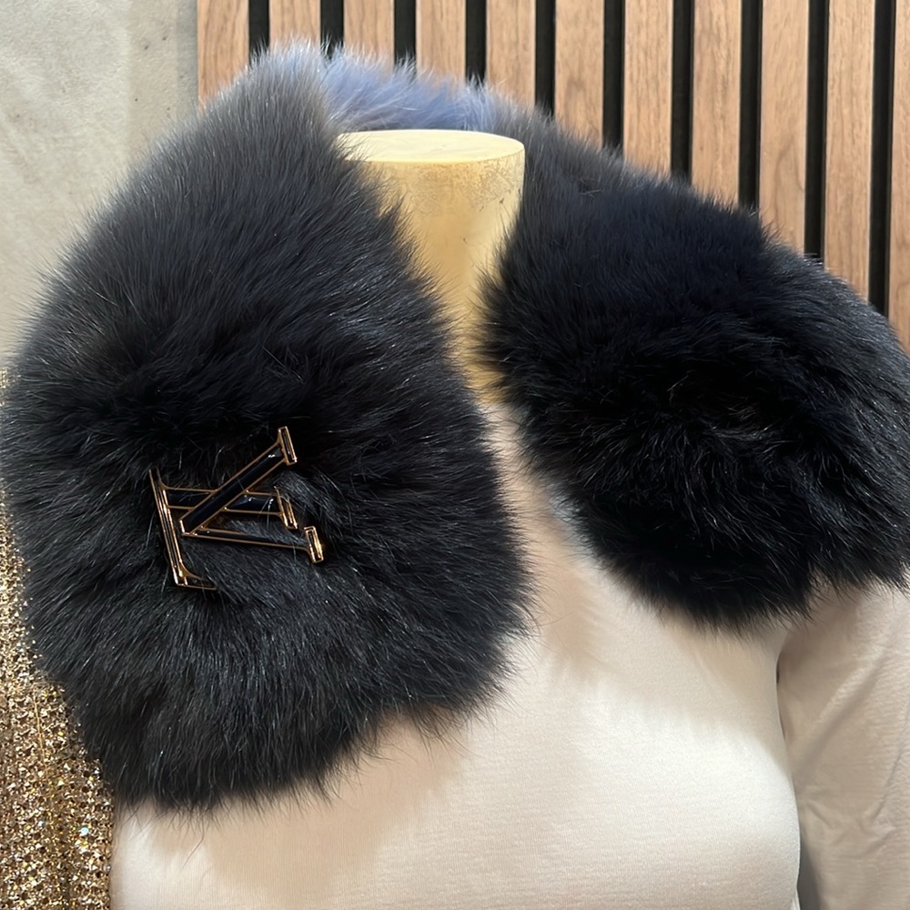 • Louis Vuitton Nathalia Fox Fur Scarf Blue Nuit
